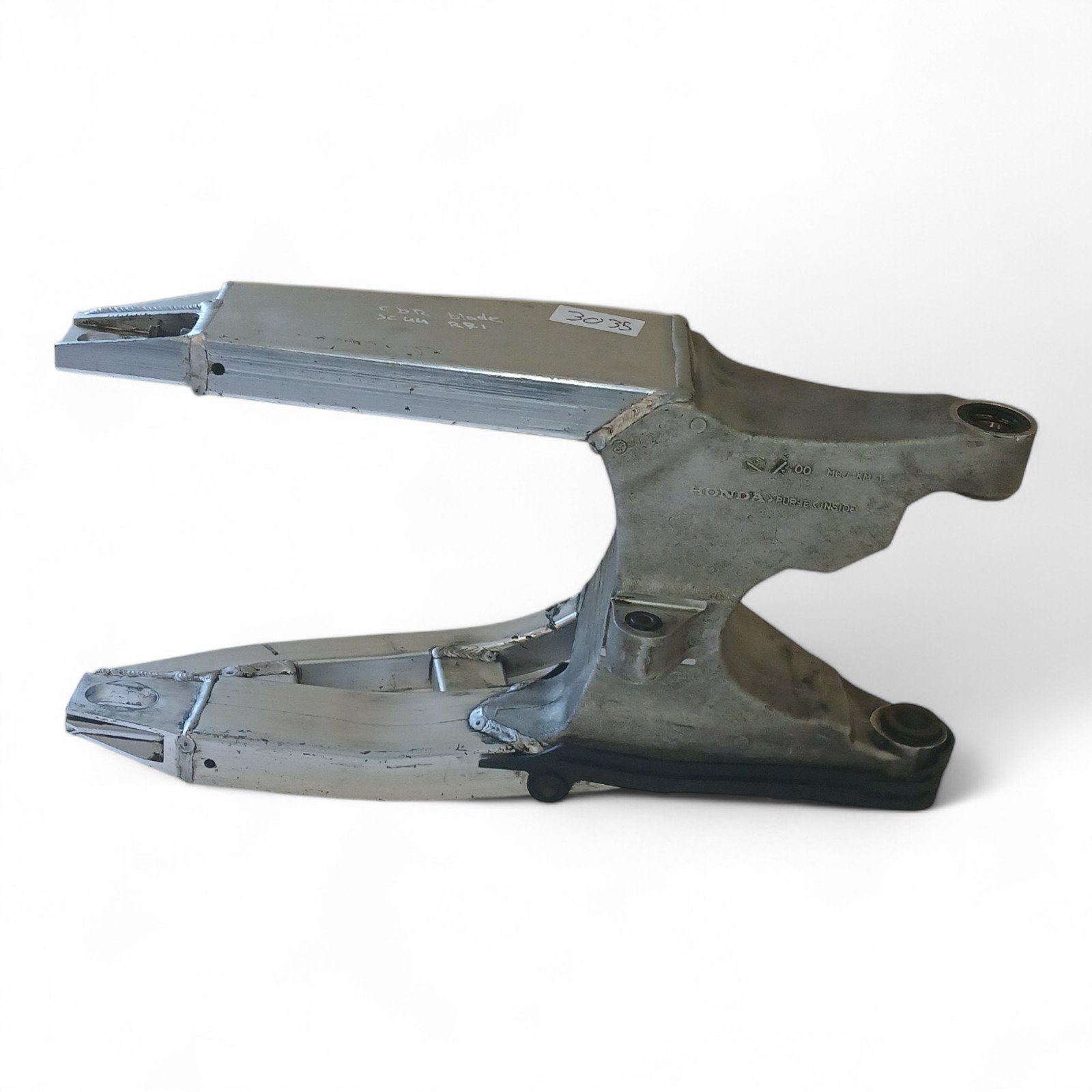 7035_2028129-Photoroom.jpg Honda CBR900 Fireblade 900 00-01 MCJKM-1 Swingarm for HONDA CBR 900 FIREBLADE (SC44) 2000-2001 used 112208 OEM mcjkm-1 - Image 1