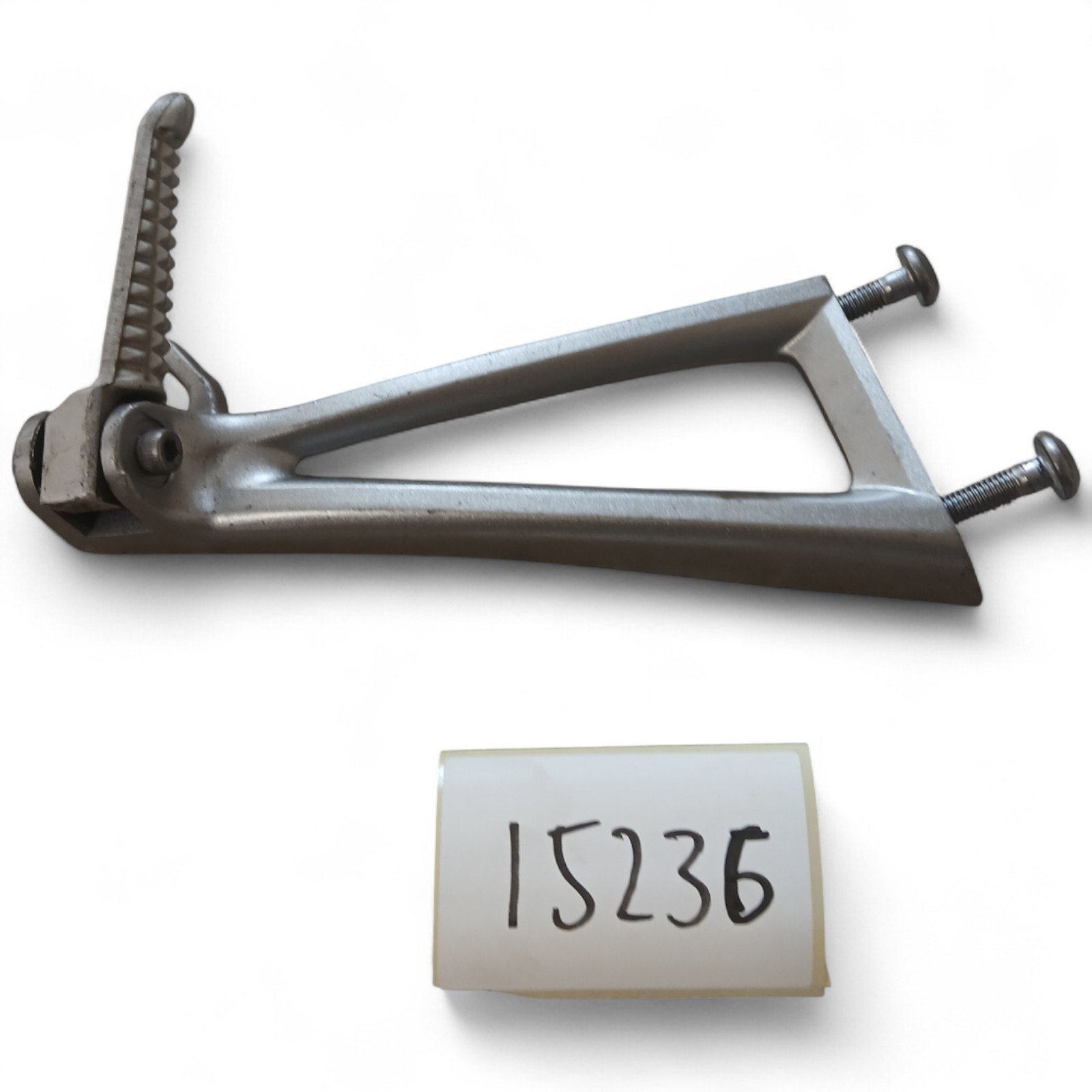 15236_2028129.jpg Yamaha YZF R1 R6 600-1000 2005 Right Side Footrest Peg and Bracket OEM 2C0-5 - Image 1